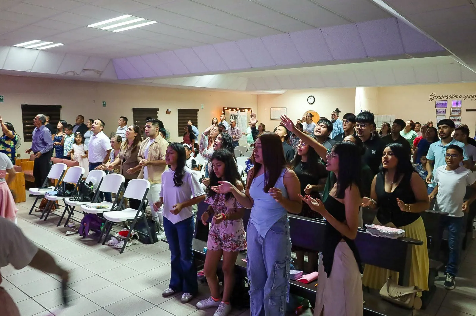 La familia adorando juntos