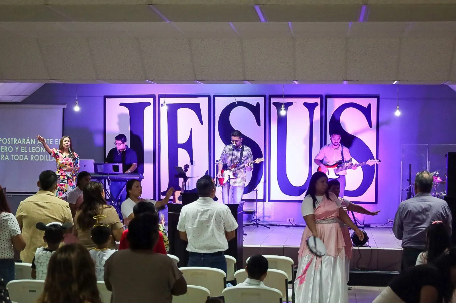 Alabanza en vivo frente a las letras de JESÚS