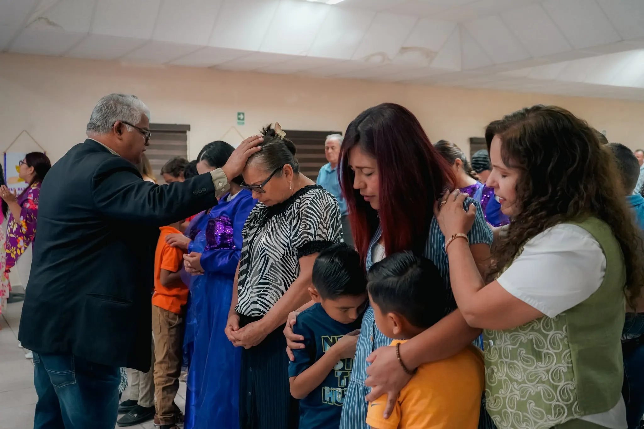 Momento de oración y ministración en Manantial de Vida